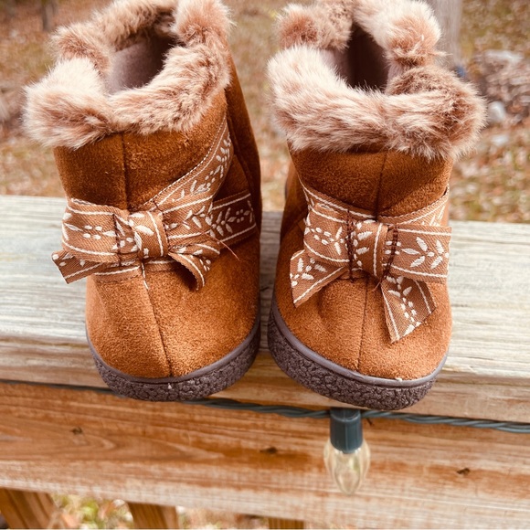 Isotoner Women's Microsuede Mallory Bootie with Bow Slippers - Picture 5 of 8